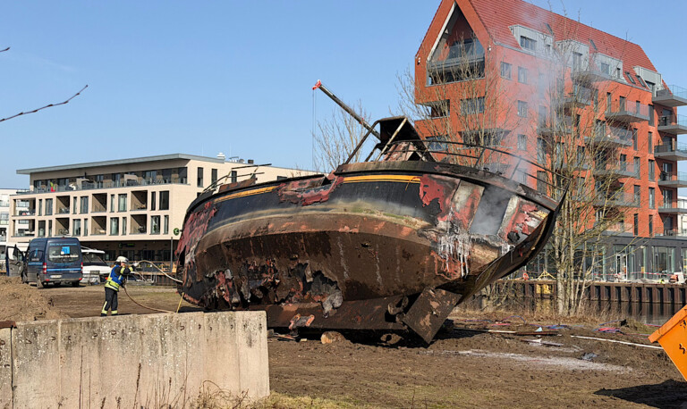 Lingen – Schiffsbrand „Am Alten Hafen“