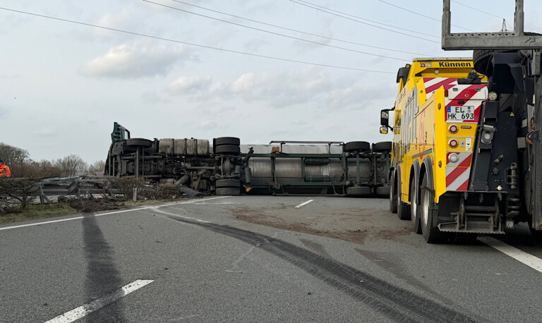 A31 – Lkw kracht durch Mittelschutzplanke