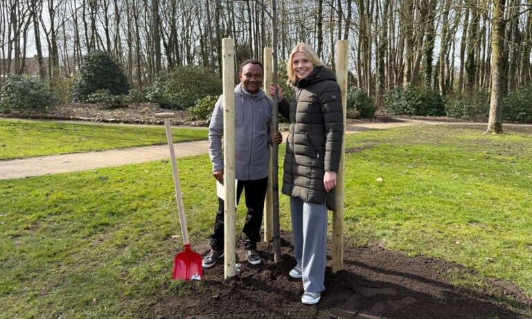 „Amahoro Tree“ gepflanzt – Papenburg setzt Zeichen für Frieden und Unterstützung