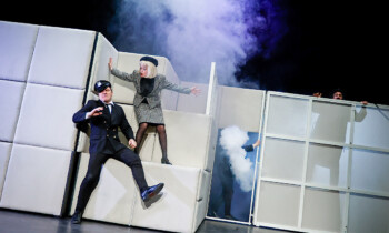 Hitchcocks „Die 39 Stufen“ will als rasante Spionage-Komödie den KTS Nordhorn erobern