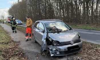 Geeste – VW Golf prallt gegen mehrere Bäume