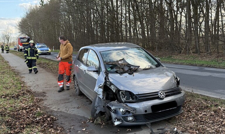 Geeste – VW Golf prallt gegen mehrere Bäume