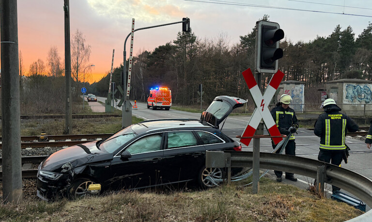 Meppen – Audi landet in Gleisbett – Zugstrecke gesperrt