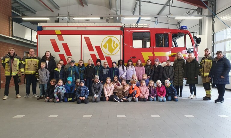 Hilkenbrooker Grundschulkinder zu Besuch bei der Feuerwehr Hilkenbrook