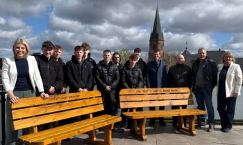 Fachschulklasse der BBS Papenburg fertigt Sitzbänke für die Dachterrasse des Rathauses