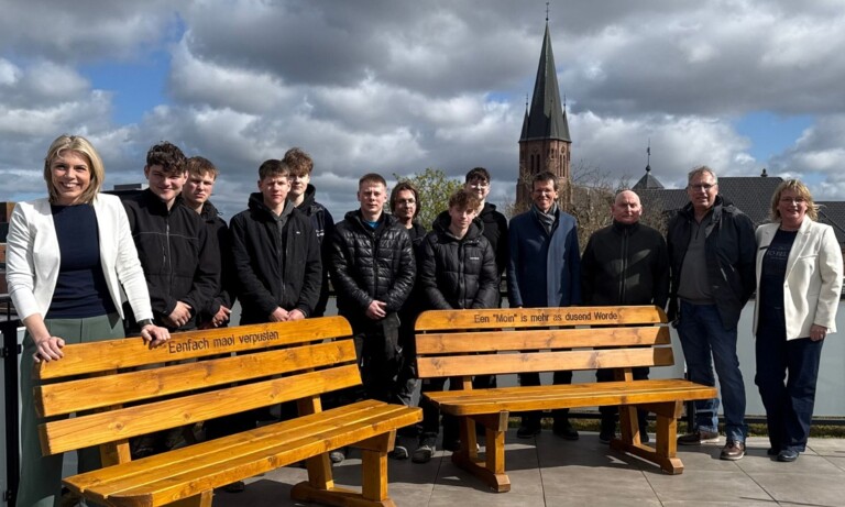 Fachschulklasse der BBS Papenburg fertigt Sitzbänke für die Dachterrasse des Rathauses