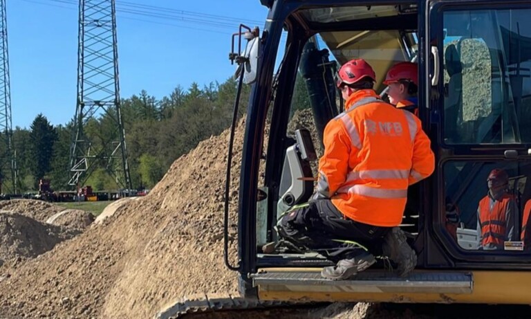 Bagger fahren, Baustellen erleben, Burger essen: Zukunftstag bei MFB in Meppen