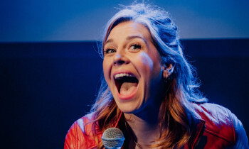 Kölner Comedienne Laura Brümmer zeigt ihre erste Solo-Show in der Nordhorner Kornmühle