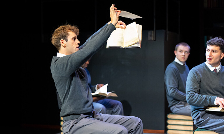 „Der Club der toten Dichter“ im Theater Meppen – Wenn Unterricht das Leben verändert