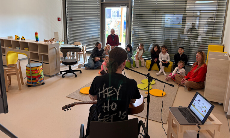 Lesung mit Musik und Bildern – Autor Rouven Stenneken begeistert Kinder in der Kita nxt generation