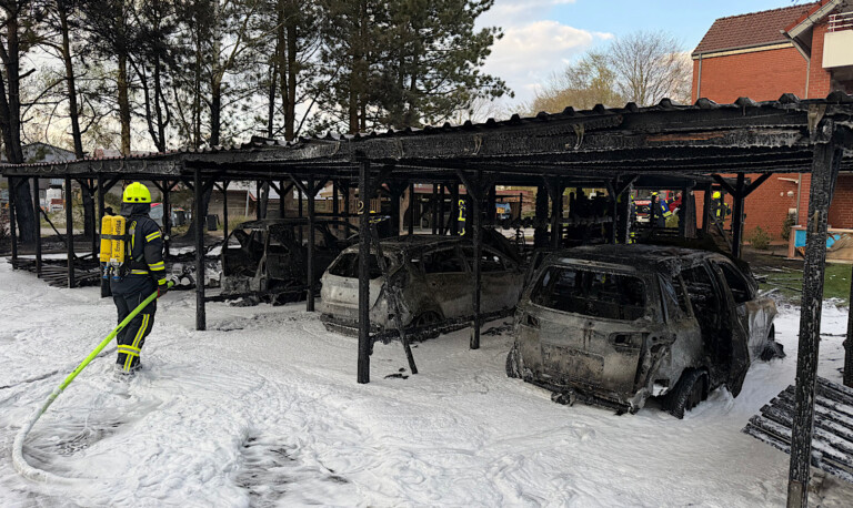 Lathen – Carport und drei Pkw stehen in Flammen