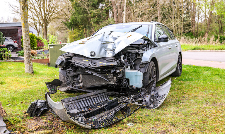 Lathen – Frontal gegen Baum – Zwei Verletzte