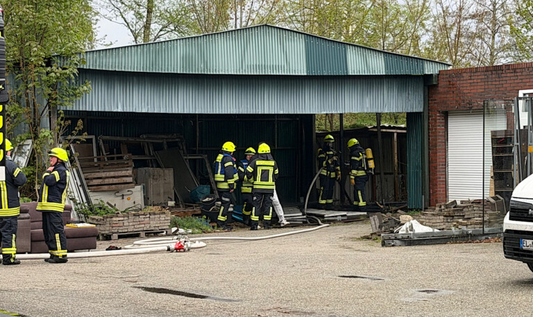 Twist – Feuerwehr rückt zu Schuppenbrand aus