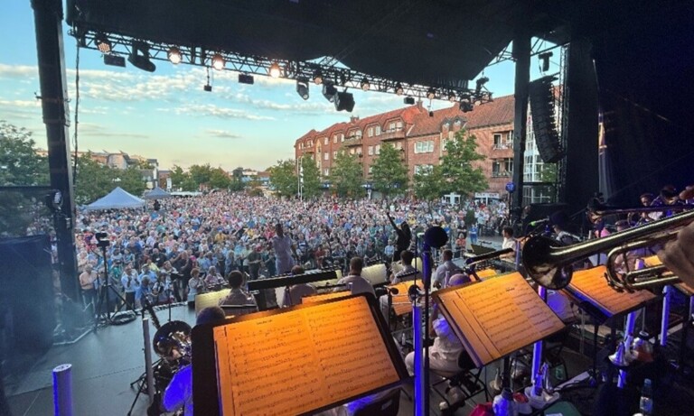Big Band der Bundeswehr und Sänger Max Mutzke zu Gast in Haren (Ems): Benefizkonzert auf dem Neuen Markt