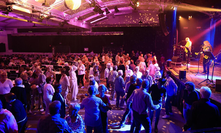 Volle Tanzfläche bei „Tanzfieber“ in der Alten Weberei Nordhorn