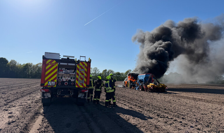 Meppen – Traktor gerät lichterloh in Flammen