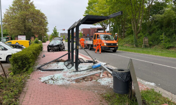 Haselünne – Auto durchfährt Bushaltestelle