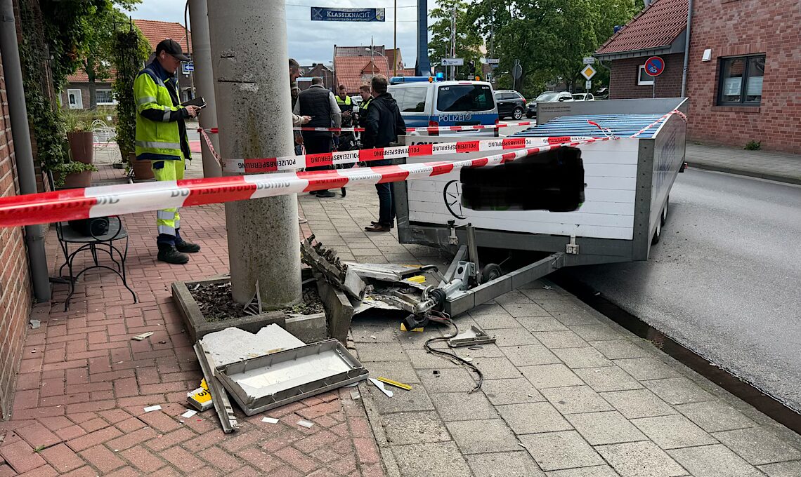 Haren – Anhänger löst sich von Bus und prallt gegen Stromkasten