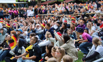 Fußballfieber in Meppen: Tausende feiern deutschen WM-Auftaktsieg auf der Schülerwiese