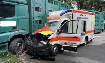 Lingen – Rettungswagen kollidiert auf Einsatzfahrt mit Viehtransporter
