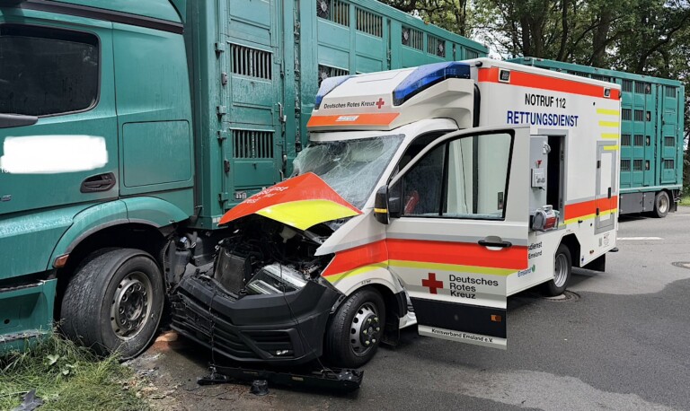 Lingen – Rettungswagen kollidiert auf Einsatzfahrt mit Viehtransporter