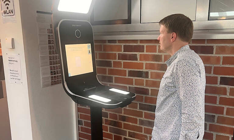 Biometrische Bilder direkt vor Ort erstellen – Fotostation in der Führerscheinstelle des Landkreises Emsland
