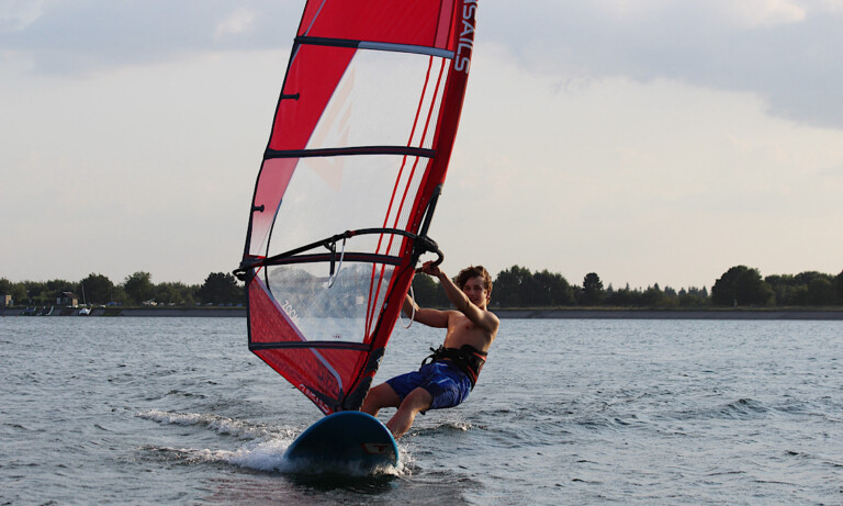 Windsurfclub Emsland bietet Windsurf- und SUP-Kurse auf dem Speicherbecken Geeste an