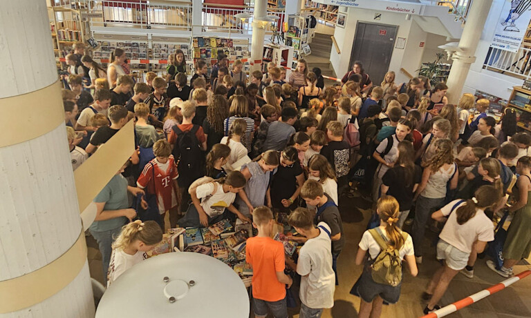 Julius-Club zum 20. Mal in der Lingener Stadtbibliothek eröffnet