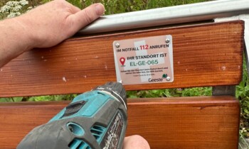 Die Gemeinde Geeste bringt Rettungspunkte an Sitzbänken an