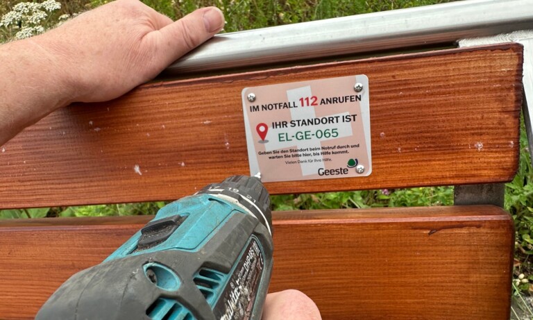 Die Gemeinde Geeste bringt Rettungspunkte an Sitzbänken an