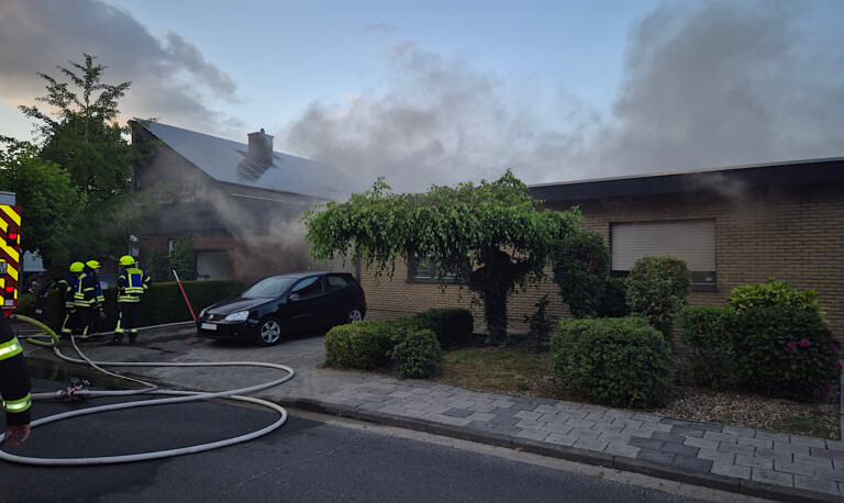 Aschendorf – Feuerwehr löscht brennenden Schuppen am Wohnhaus
