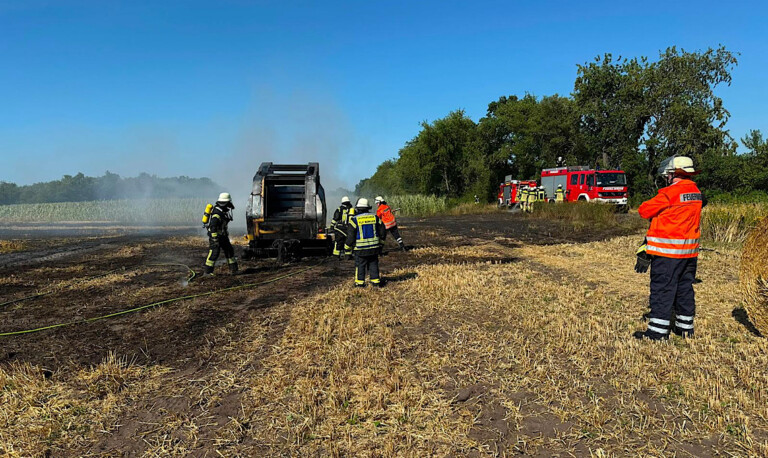 Börger – Rundballenpresse gerät bei Feldarbeiten in Brand