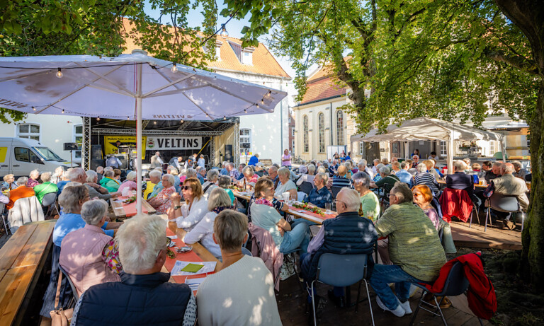 Lingen – Seniorennachmittag: „Die Spätzünder“ heizen ein