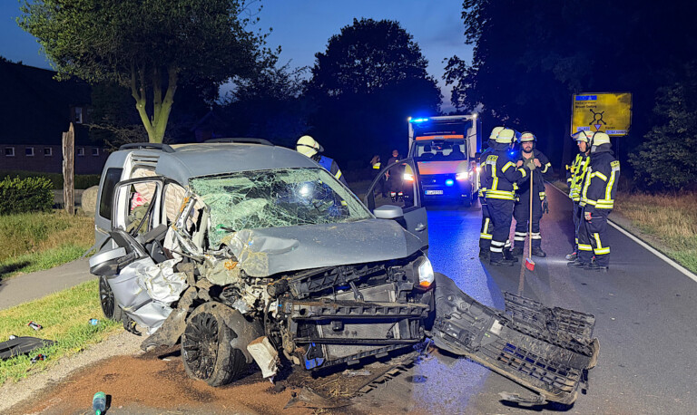 Haren – Autofahrer kollidiert mit Baum
