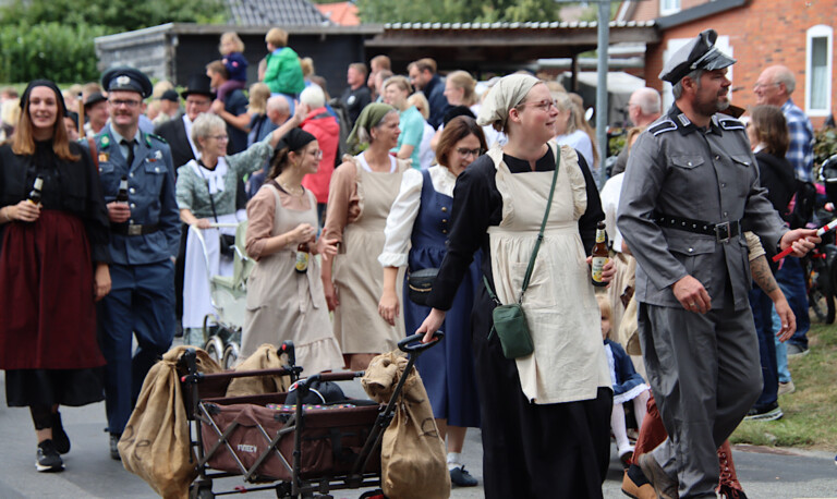Schöninghsdorf feiert 150 Jahre: Historischer Umzug begeistert zahlreiche Besucher