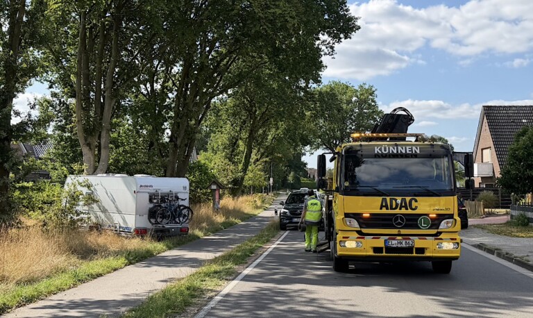 Haselünne – Wohnwagen löst sich während der Fahrt und prallt gegen Baum