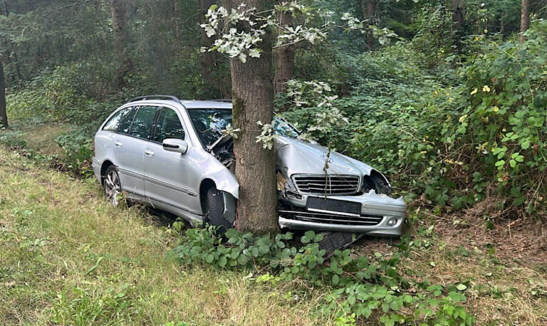 Meppen – Mercedes kommt von Fahrbahn ab