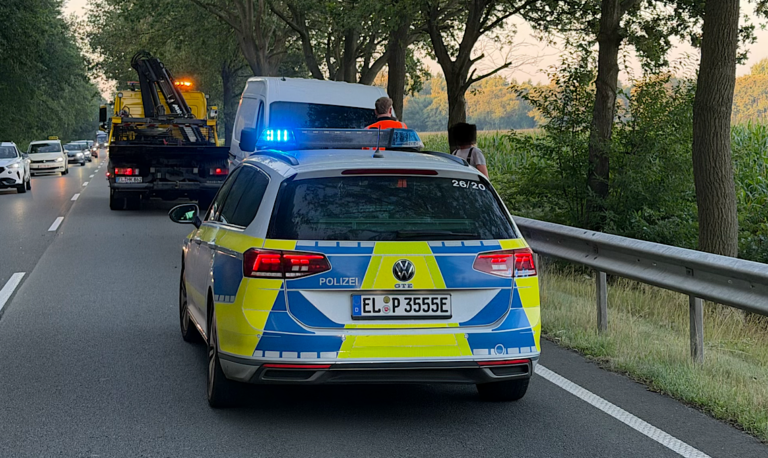 Meppen -Transporter kommt auf B70 von Fahrbahn ab
