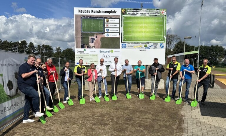 Spatenstich für neuen Kunstrasenplatz in Dalum: Gemeinde und Fußballvereine setzen gemeinsames Zeichen für die Sportinfrastruktur