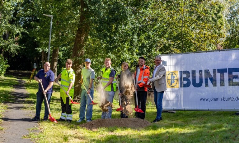 Papenburg – Auszubildende bauen neuen Gehweg am Lüttmannsweg