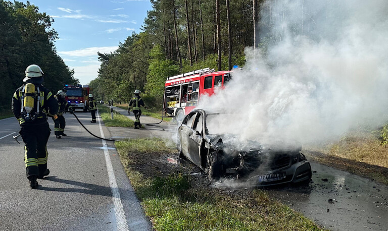 Auto fängt während der Fahrt Feuer – Pkw brennt auf Radweg bei Börger aus