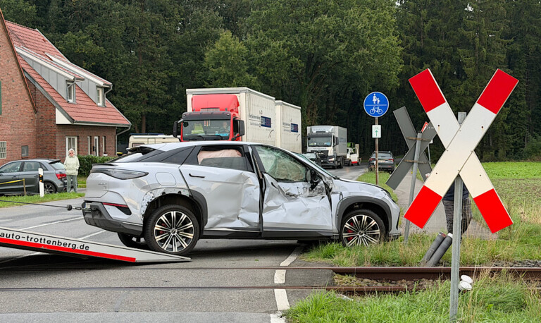 Zug kollidiert mit Pkw an unbeschranktem Bahnübergang in Herzlake