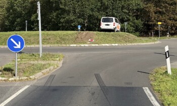 Haren – Transporter fährt auf Kreisverkehr