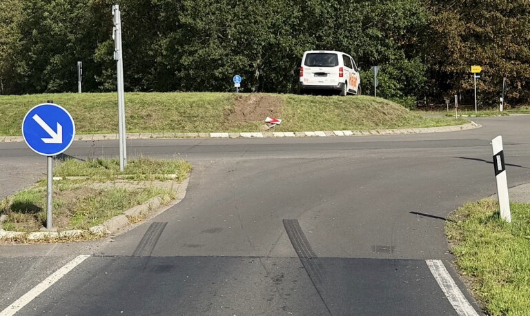 Haren – Transporter fährt auf Kreisverkehr