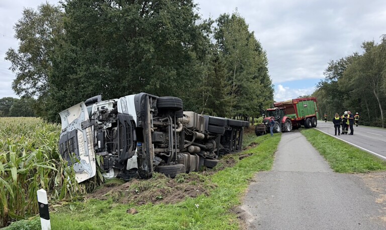 Lkw kippt nach Überholmanöver um – Kartoffeln landen im Maisfeld