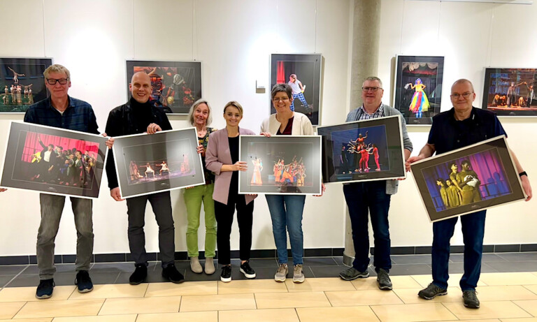 „Kunst im Krankenhaus“ – Neue Ausstellung zeigt Fotografien vom Weltkindertheaterfest 2025 im Bonifatius Hospital