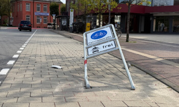 Nagelneues Verkehrsschild in Meppen umgefahren
