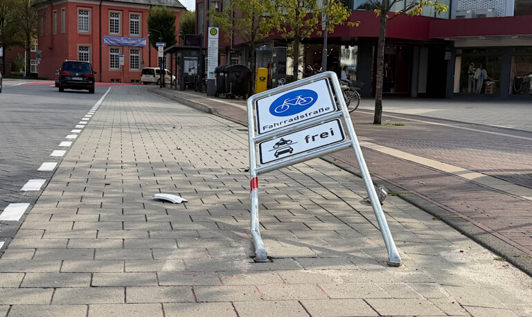 Nagelneues Verkehrsschild in Meppen umgefahren