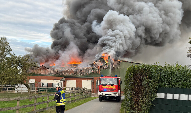 Haren – Halle auf landwirtschaftlichen Anwesen steht lichterloh in Flammen