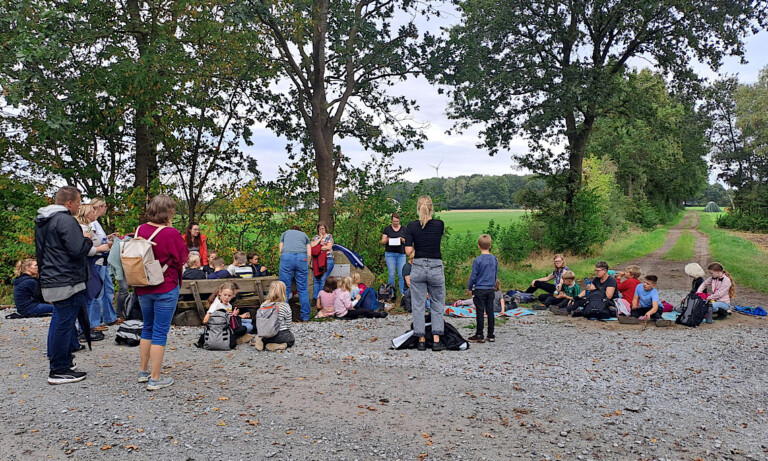 Stein für Stein, Schritt für Schritt – Grundschulkinder pilgern nach Werpeloh